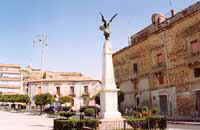 Agira - piazza f.fedele monumento ai caduti - Foto di Giambattista Scivoletto