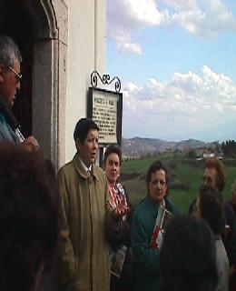 Donato Calabrese con un gruppo di pellegrini a Pietrelcina