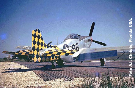 Primavera 1945, foto a colori di alcuni caccia P.51 D parcheggiati nel campo di aviazione di Mondolfo.