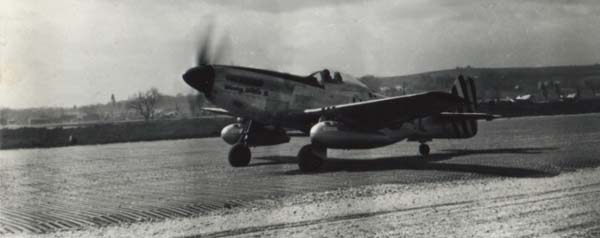 12 aprile 1945, aeroporto di Mondolfo, il pilota Bill Smith, del 31st Fighter Group, in fase di decollo con il suo  caccia P.51 D, chiamato Weary Willie, per la sua 50ma ed ultima missione.