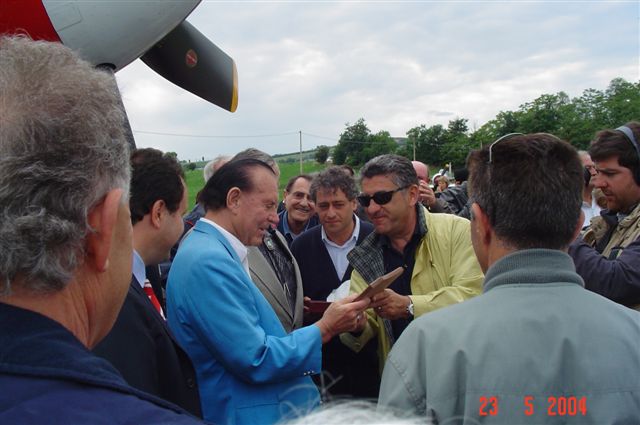 Il presidente dell'Avioclub di Fano, Rossetti, consegna ai due ex piloti Americani alcune targhe ricordo.

