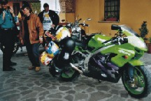 Un losco individuo chiamato Mirco Sassi, ha inteso affermare che la Ninja  un'ottima moto da turismo... anche da trasporto, mi pare!