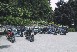 Un gruppo di motori (cos, alla romagnola) parcheggiati sul Lario