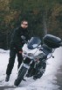 Passo del Verghereto, inverno 1999. E' innegabile: con la neve, girare in moto, fa freddo! Ci si pu per scaldare con il motore.