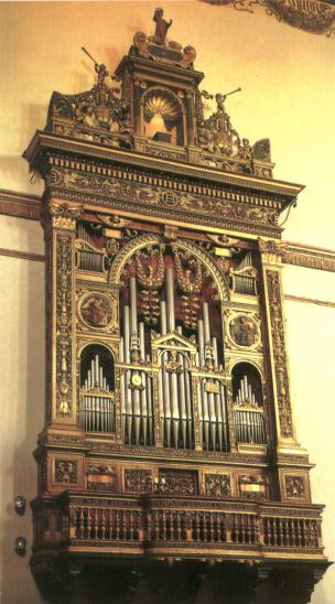 Siena, SS. Annunziata: organo Giovanni Piffaro, 1519. Da notare la ricchezza degli elementi decorativi della cassa lignea.
