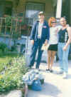 Joe, Gaetano e Giulia De Caro davanti la loro casa a Toronto