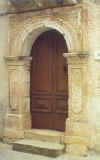 Un vecchio portale fatto con pietra locale, in via Risorgimento
