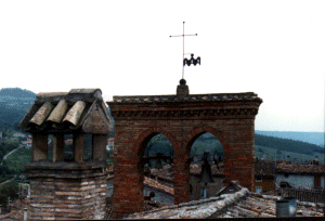 Croce e pipistrello sul campanile del Castello di Monte Rubiaglio