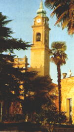 il campanile della chiesa dai giardini del castello