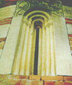 una delle tre monofore dell'abside