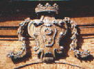 lo stemma Amico sulla facciata del castello